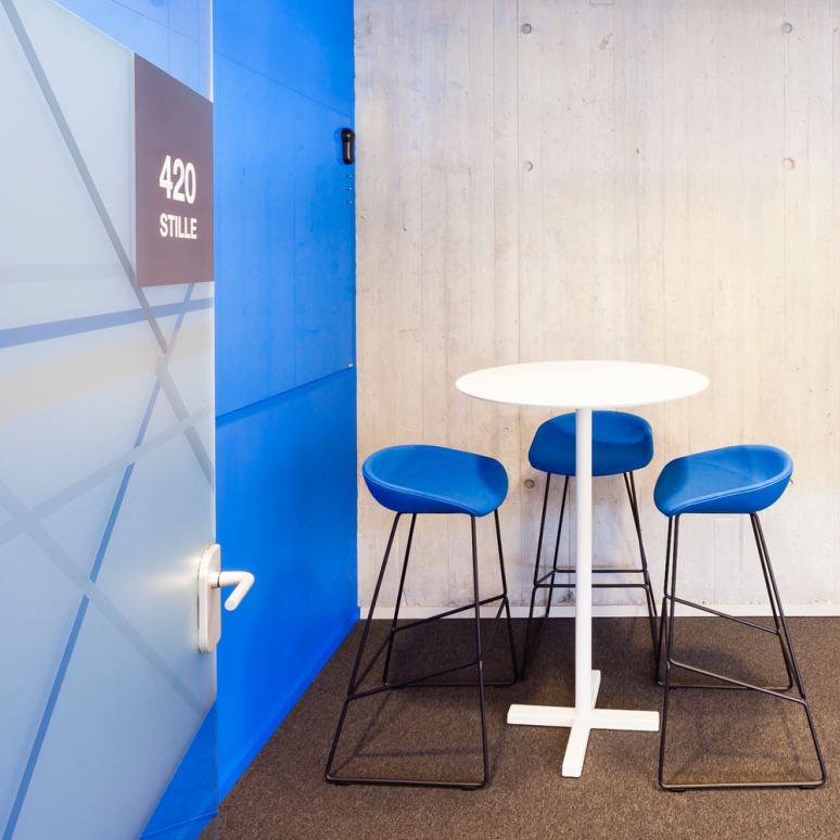 A nice combination of surfaces for the meeting room.