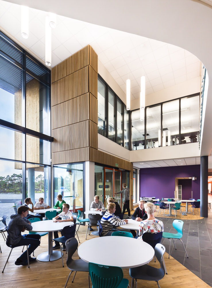 Overview of the cafe area at Nore Neset Skole, Os, Norway, designed by Ramboll.