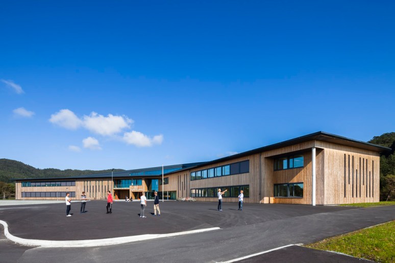 Children playing outside Nore Neset Skole, Os, Norway designed by Ramboll.
