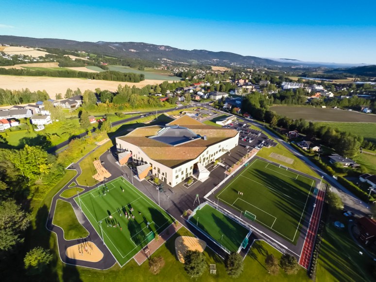 Aerial image of Hegg Skole, Oslo, designed by L2 Arkitektur, photographed by Hundven-Clements Photography