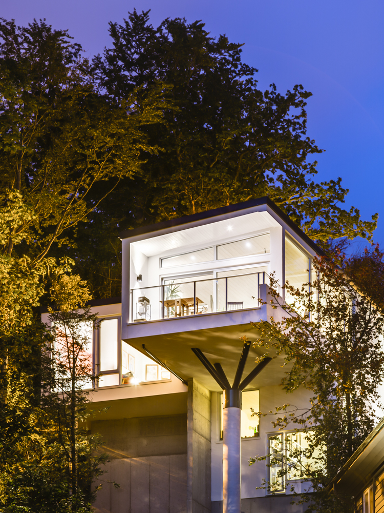 Night view of Rieber Mohns Vei residential property designed by Entilen Arkitekter, Bergen, Norway, images by Hundven-Clements Photography.