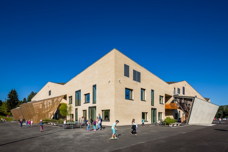 Angular facade of Hegg Skole, Oslo, designed by L2 Arkitektur, photographed by Hundven-Clements Photography